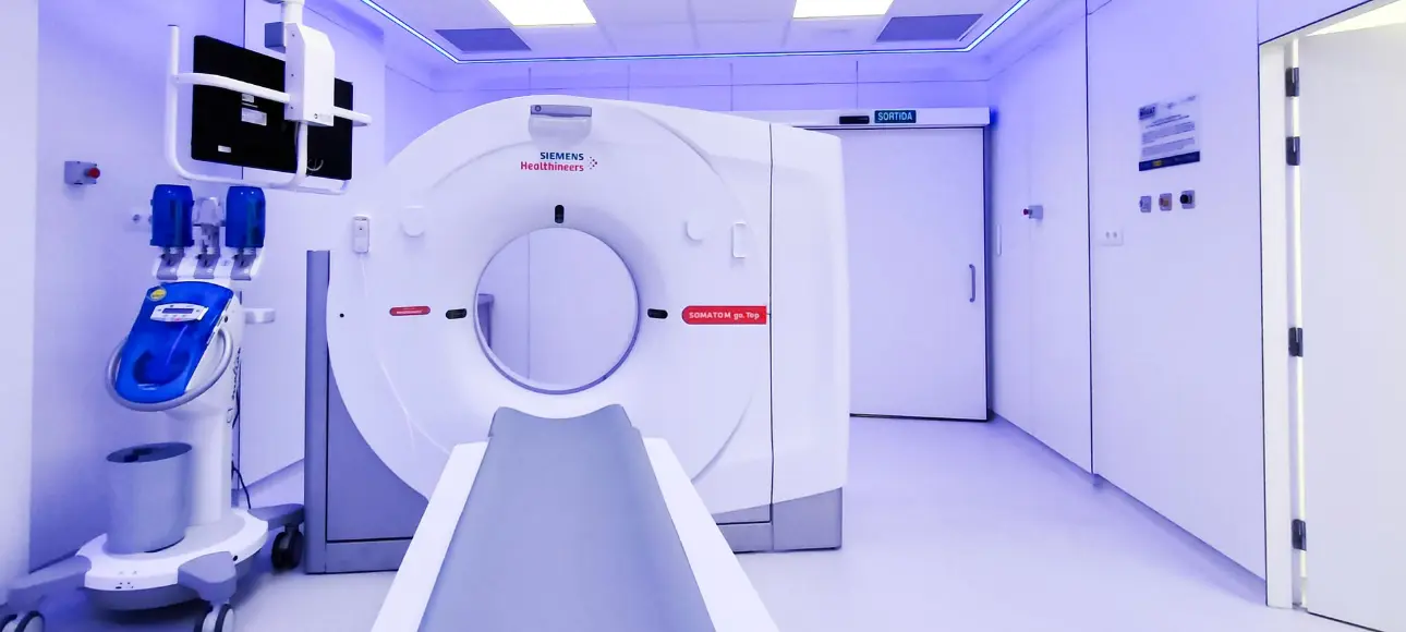 Iluminación LED en la sala de resonancia magnética del Hospital Josep Trueta, proyecto lumínico realizado por Luxes.