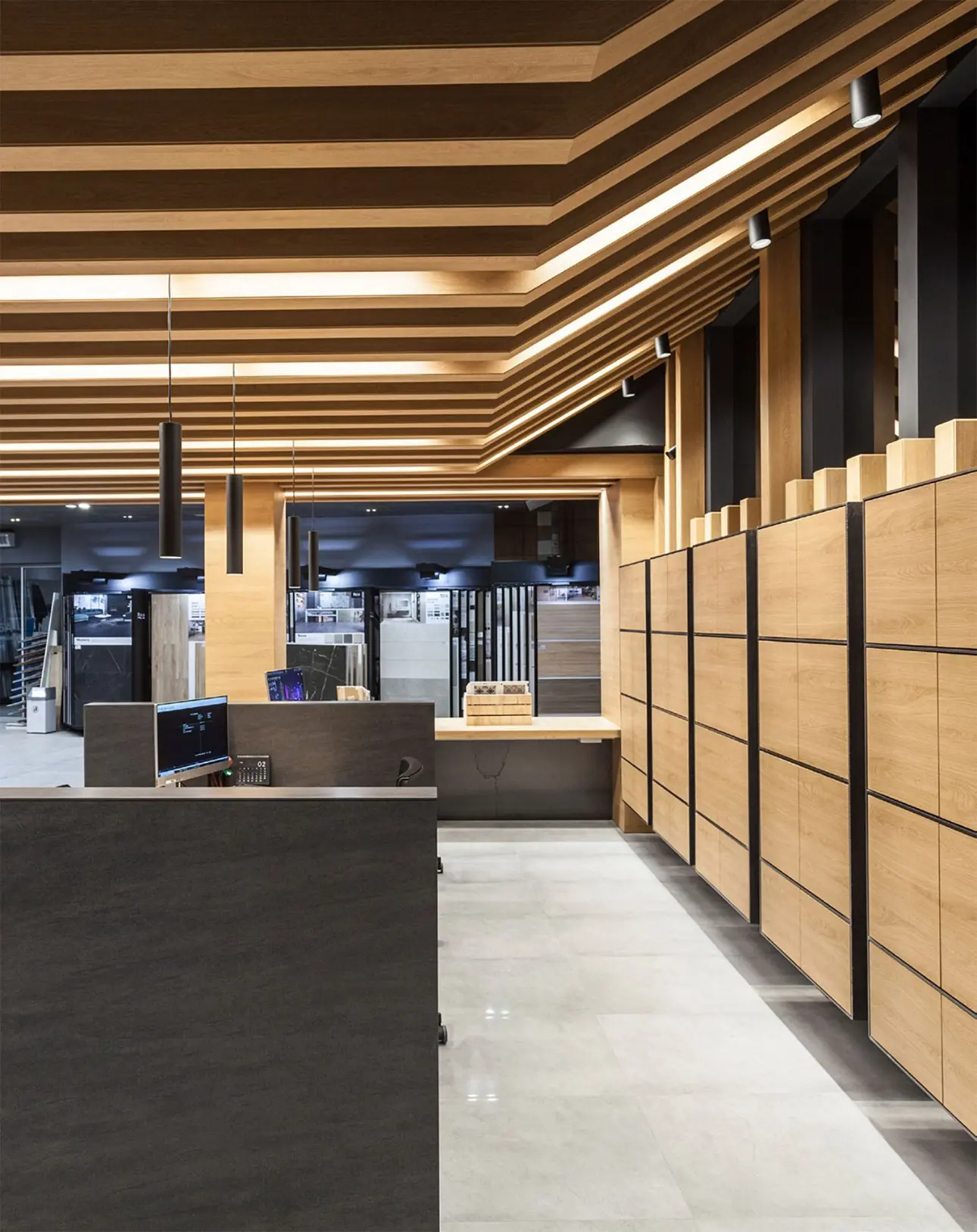 Iluminación LED decorativa en oficinas Andorra con diseño lumínico de Luxes en madera y tonos cálidos.