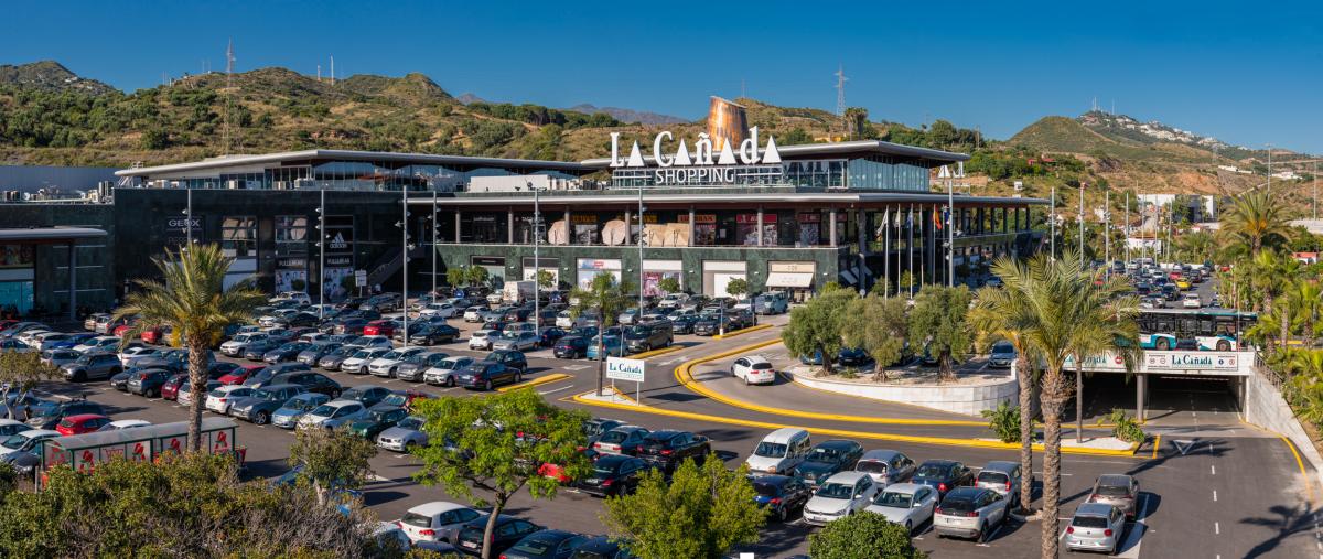 Vista panorámica del centro comercial La Cañada Shopping en Marbella con iluminación LED de Luxes.
