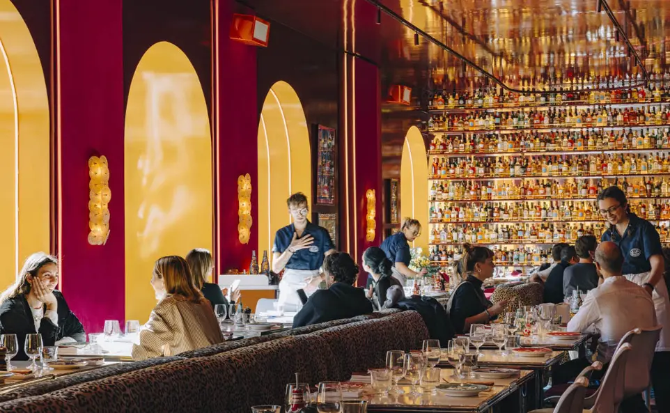 Iluminación de las mesas del restaurante Circo Popolare con diseño lumínico realizado por Luxes.