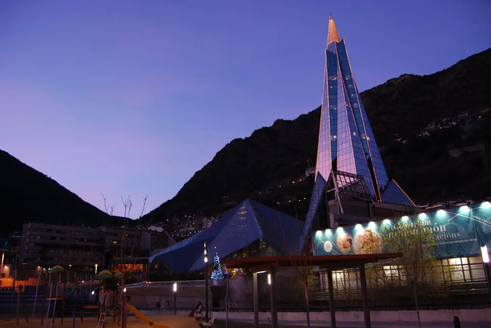 Iluminación nocturna exterior del centro termal Caldea en Andorra, proyecto lumínico realizado por Luxes.