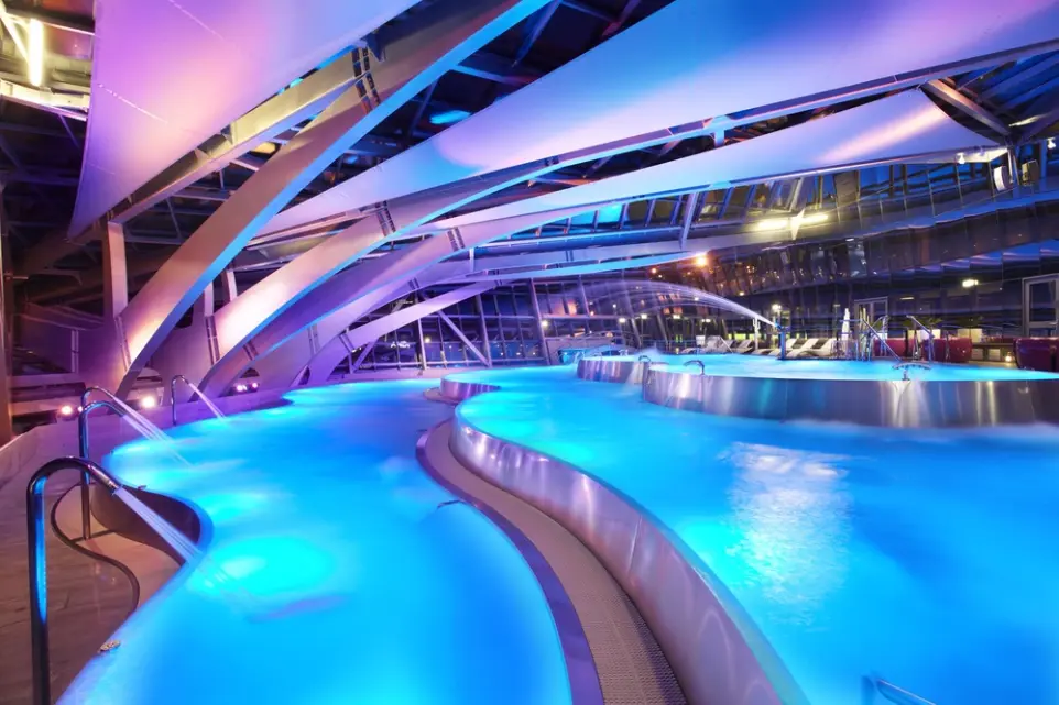 Diseño lumínico LED en las piscinas interiores de Caldea, proyecto de iluminación realizado por Luxes.