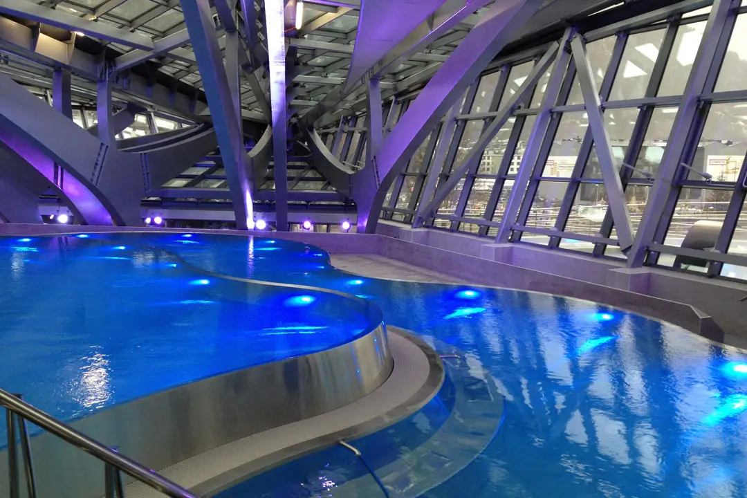 Iluminación LED de las piscinas interiores del centro termal Caldea, proyecto realizado por Luxes.