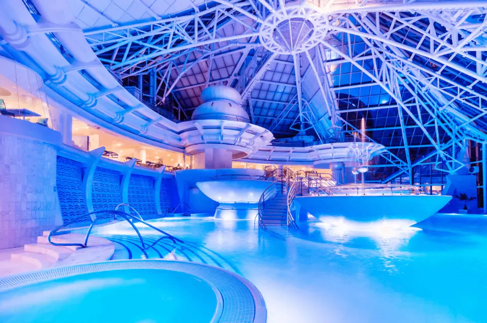 Iluminación interior del espacio termal Caldea en Andorra, proyecto lumínico LED desarrollado por Luxes.