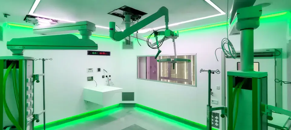 Iluminación LED verde en quirófano del Hospital Sant Joan de Déu, proyecto lumínico desarrollado por Luxes.