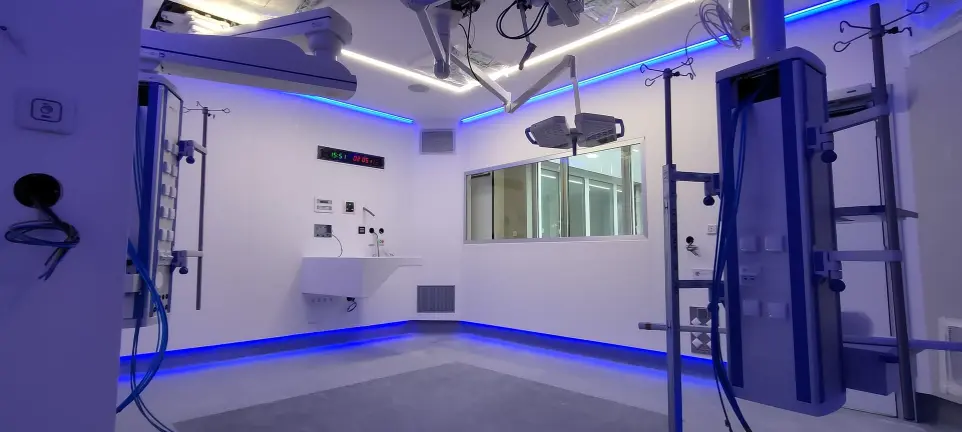 Iluminación LED azul en quirófano del Hospital Sant Joan de Déu, proyecto lumínico técnico realizado por Luxes.