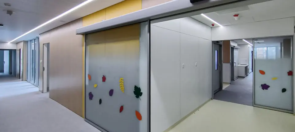 Iluminación LED lineal en los pasillos del Hospital Sant Joan de Déu, proyecto lumínico desarrollado por Luxes.