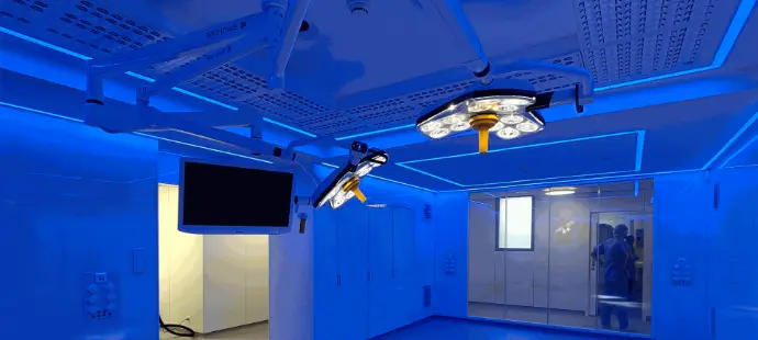 Iluminación LED técnica y ambiental en quirófano de la Clínica Corachan, proyecto lumínico realizado por Luxes.
