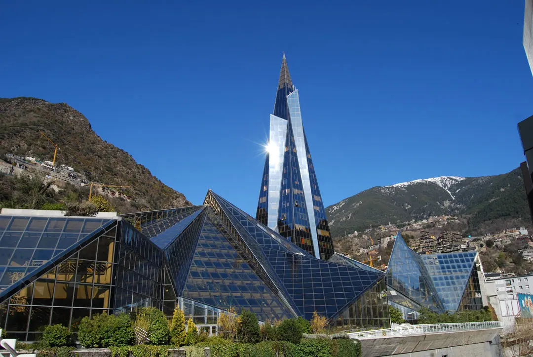 Iluminación del complejo termal Caldea en Andorra, proyecto realizado por Luxes.