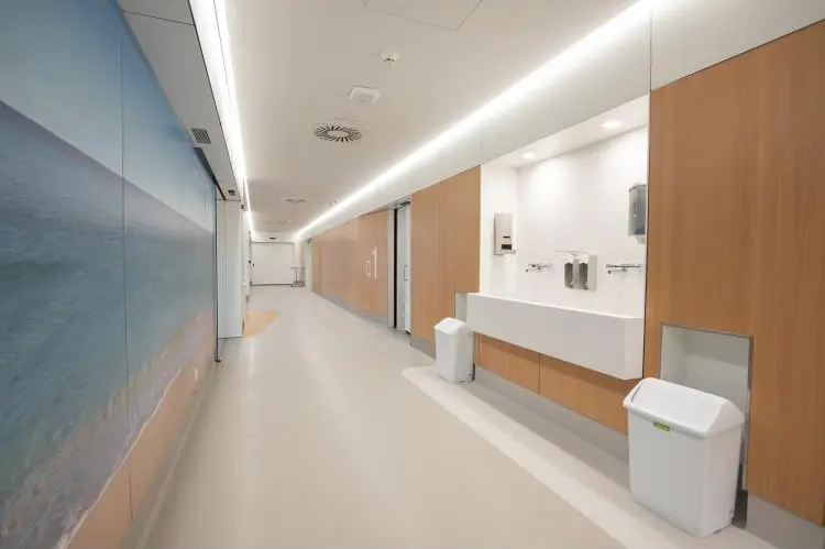 Iluminación LED lineal en pasillo del Hospital Clínic de Barcelona, proyecto lumínico desarrollado por Luxes.