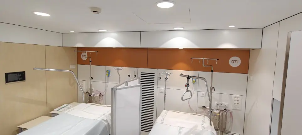 Iluminación LED funcional en habitación de la UCI 4.4 del Hospital Clínic de Barcelona, proyecto realizado por Luxes.