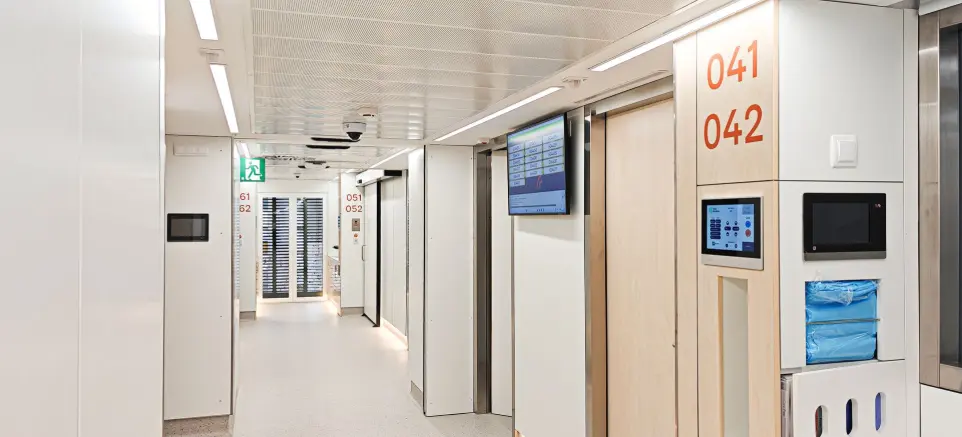 Iluminación LED lineal en pasillo de la UCI 4.4 del Hospital Clínic de Barcelona, proyecto lumínico realizado por Luxes.