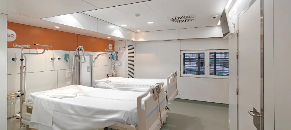 Iluminación LED en habitación de pacientes de la UCI 4.4 del Hospital Clínic de Barcelona, proyecto lumínico realizado por Luxes.