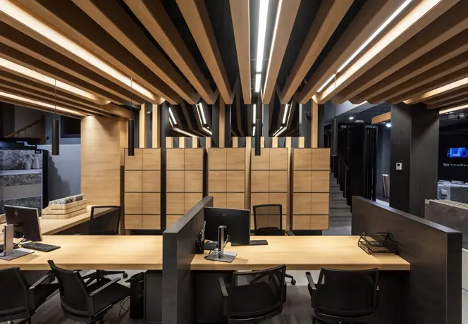 Iluminación LED lineal en techo de madera en oficinas Andorra, proyecto lumínico elegante de Luxes.