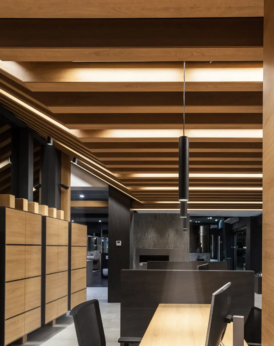 Iluminación LED suspendida y empotrada en techo de madera en oficinas Andorra, diseño lumínico de Luxes.