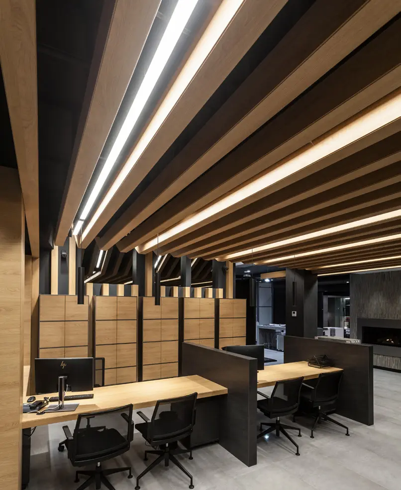 Iluminación LED lineal integrada en techo de madera en oficinas Andorra, proyecto lumínico de Luxes.