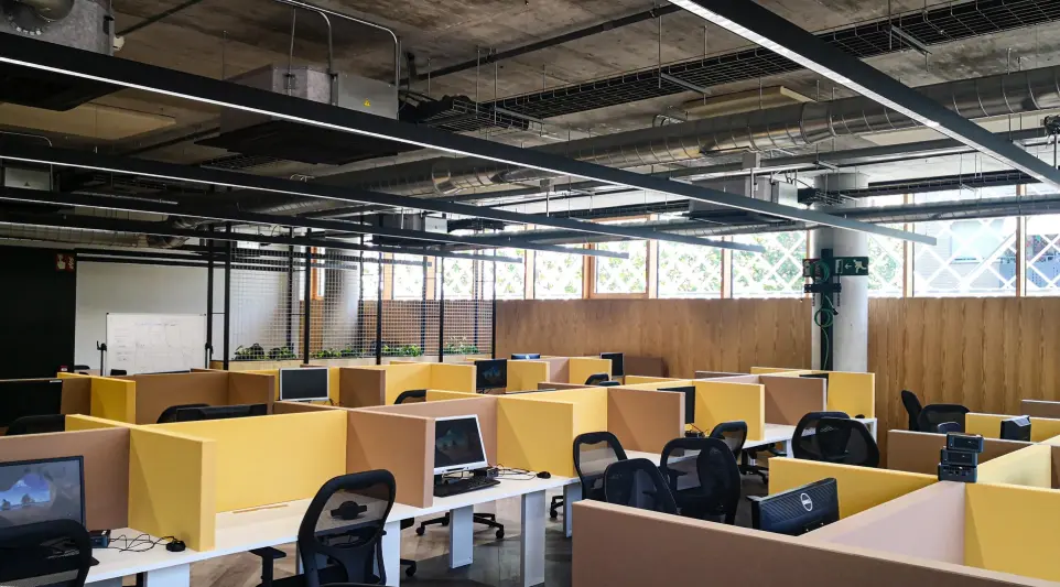 Iluminación LED en área de trabajo abierta de las oficinas KNEM, diseño lumínico de Luxes.