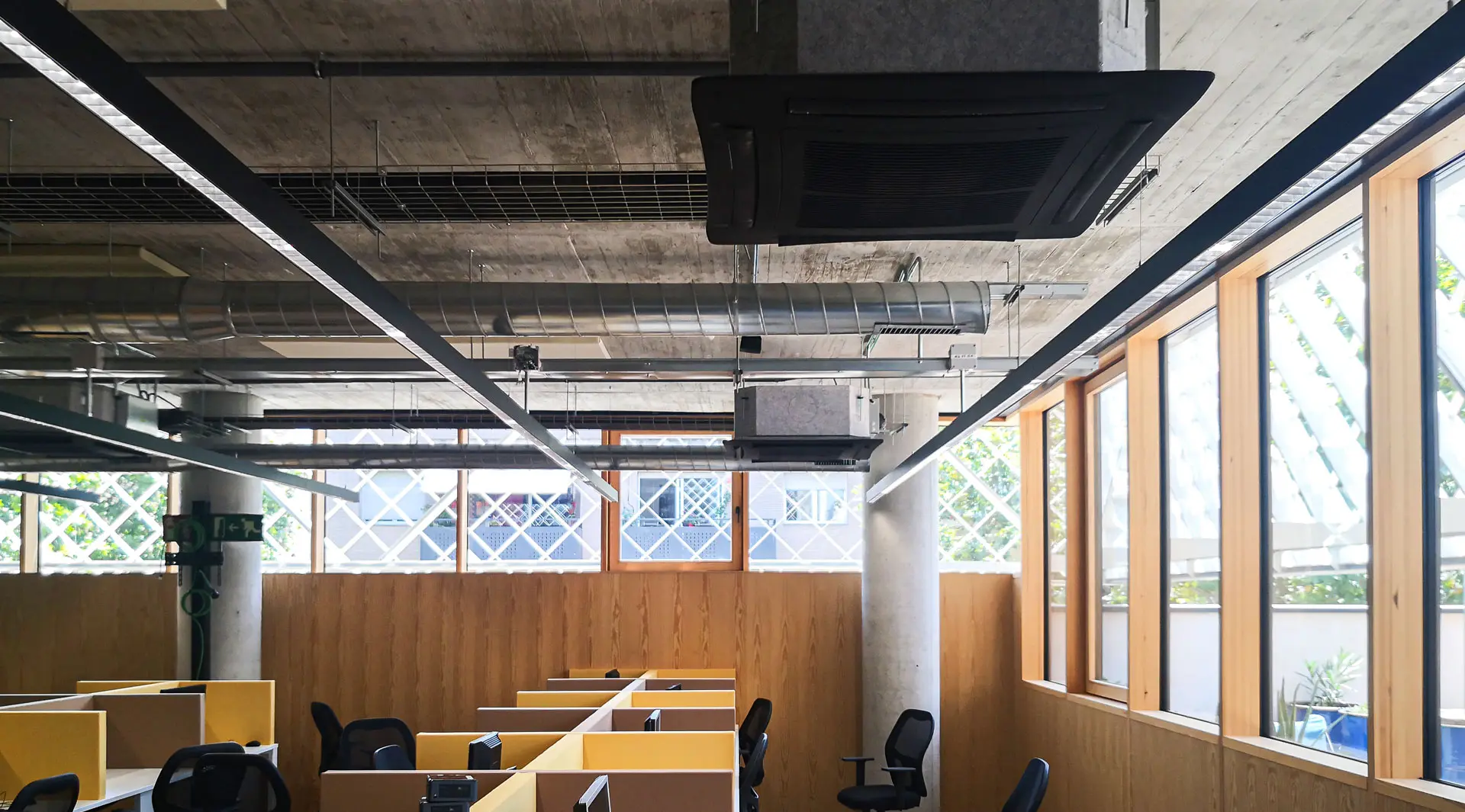Iluminación LED en oficinas modernas KNEM con diseño lumínico de Luxes.
