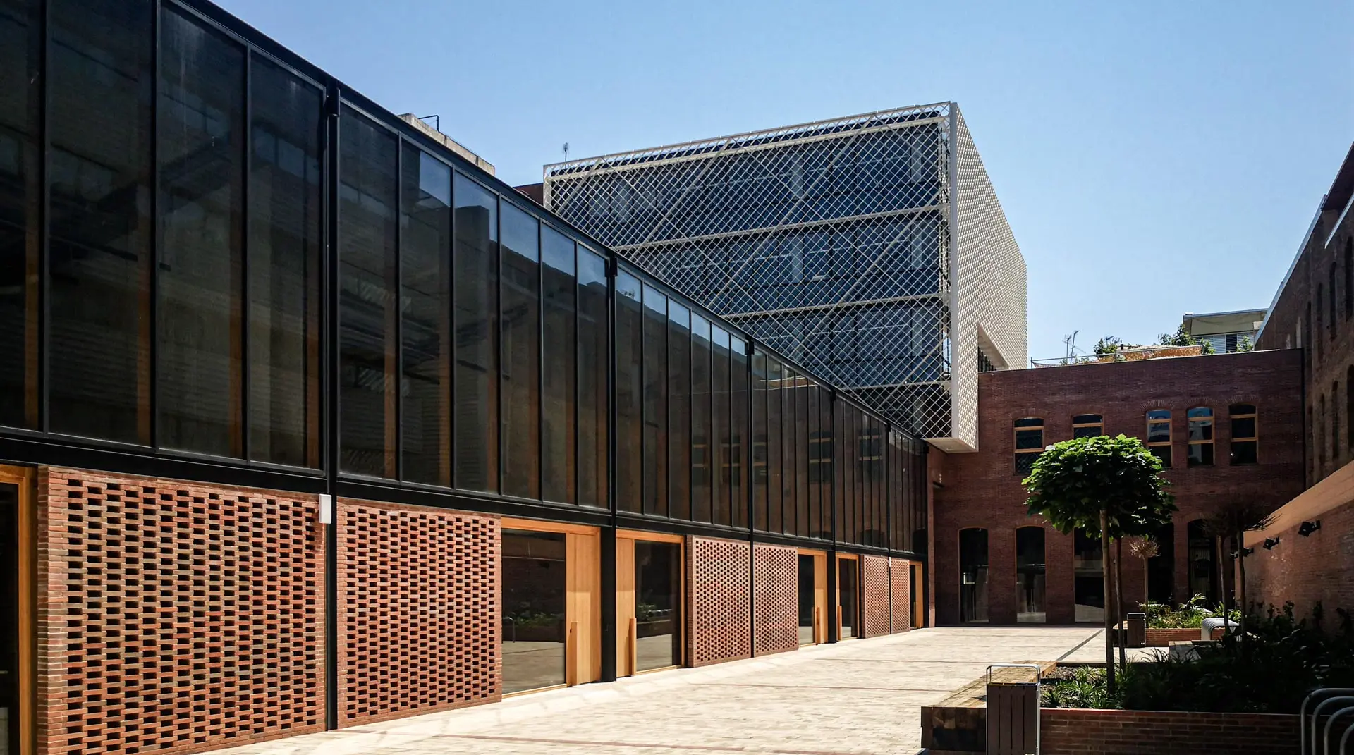 Fachada de las oficinas KNEM con diseño arquitectónico moderno e iluminación natural, proyecto de Luxes.