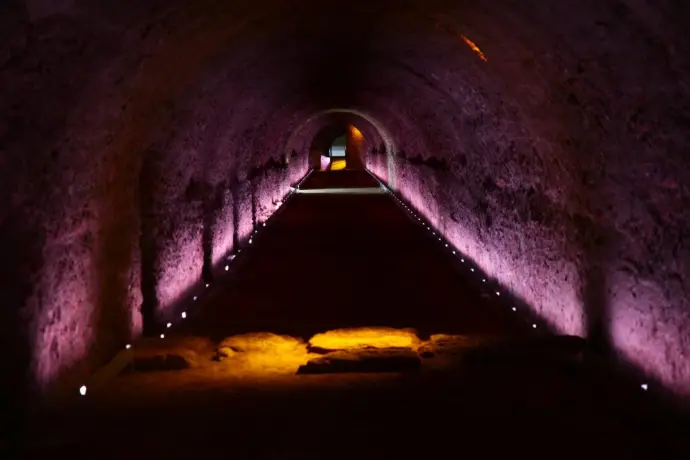 Iluminación LED escénica en pasadizo del Circo Romano de Tarragona, proyecto lumínico patrimonial de Luxes.