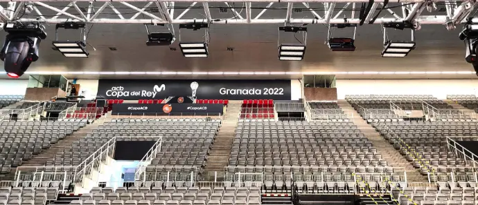 Iluminación LED profesional instalada en el Palacio de Deportes de Granada para la Copa del Rey de Baloncesto 2022, proyecto de Luxes.