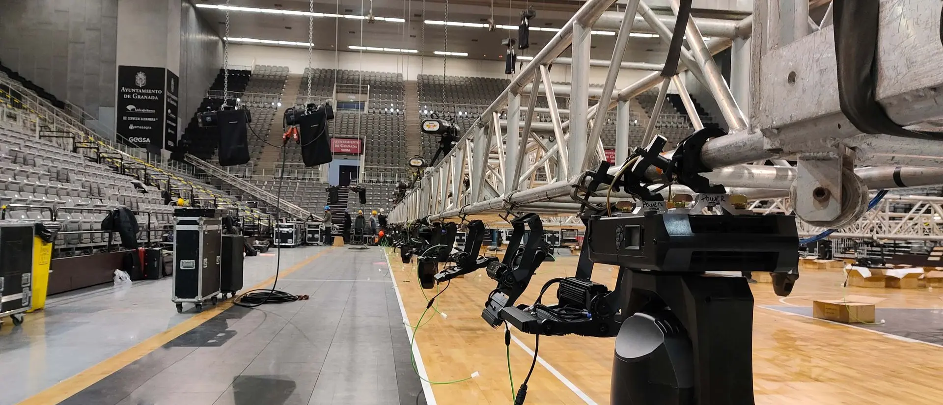 Montaje de estructura e instalación de iluminación LED profesional para la Copa del Rey de Baloncesto en Granada, proyecto de Luxes.