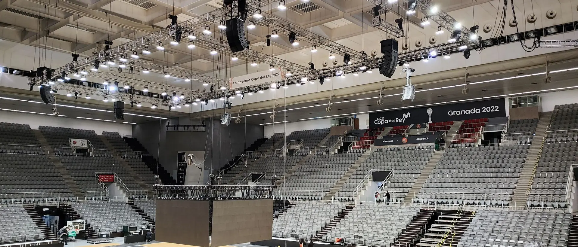 Sistema de iluminación LED profesional en el Palacio de Deportes de Granada para la Copa del Rey de Baloncesto 2022, desarrollado por Luxes.