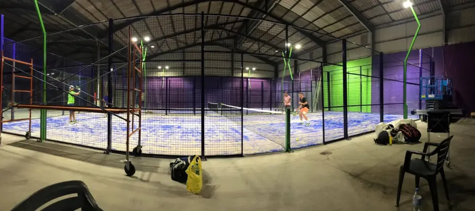 Iluminación LED en pistas de pádel interiores del Padel Indoor Cubelles durante el montaje del proyecto de Luxes.