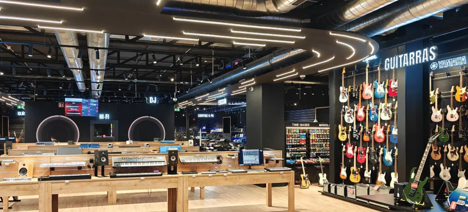 Iluminación comercial de precisión de Luxes en Madrid HiFi, destacando productos y zonas de exposición.