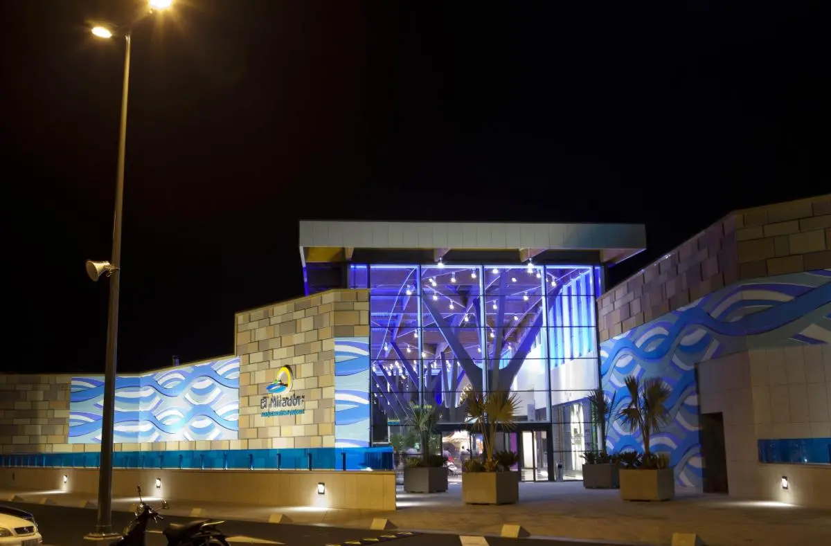 Iluminación arquitectónica de Luxes en el acceso principal del centro comercial El Mirador, Tenerife.