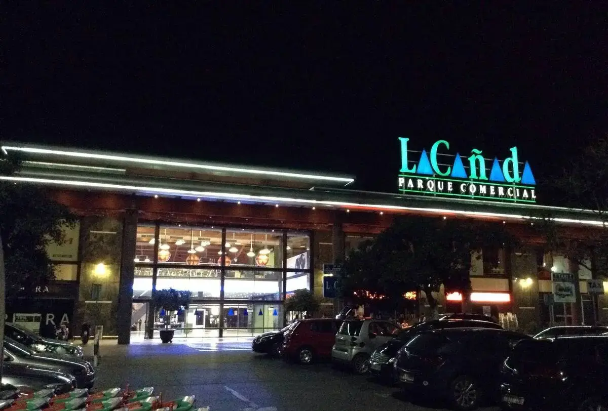Iluminación nocturna de fachada y rótulos en La Cañada Shopping Marbella con tecnología LED de Luxes.