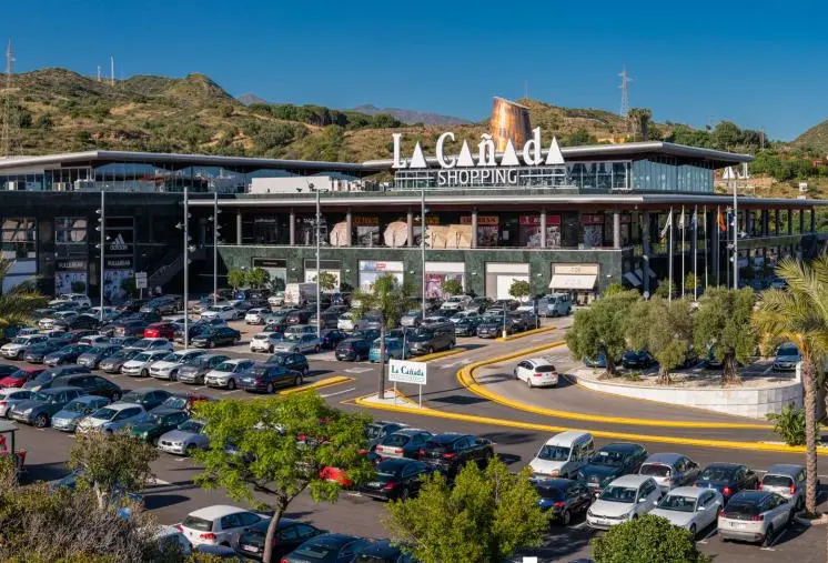 Iluminación exterior sostenible en el aparcamiento de La Cañada Shopping en Marbella realizada por Luxes.
