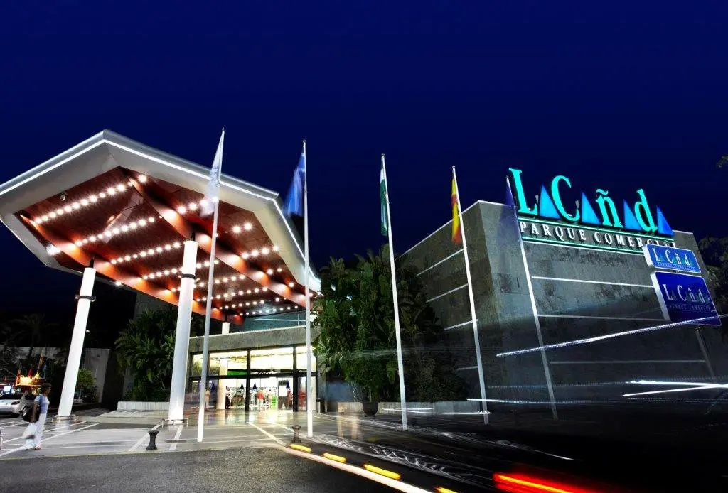 Entrada principal de La Cañada Shopping Marbella con iluminación decorativa LED de Luxes.