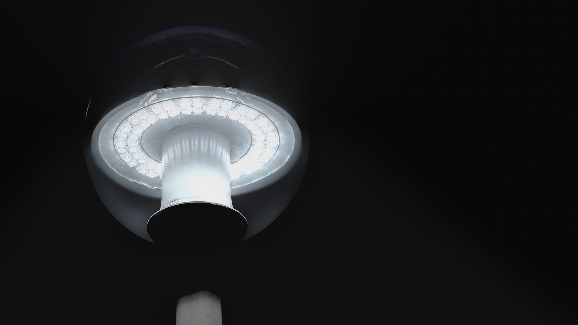 Iluminación nocturna con farola AURA LED de Luxes en el Hospital Pere Virgili.
