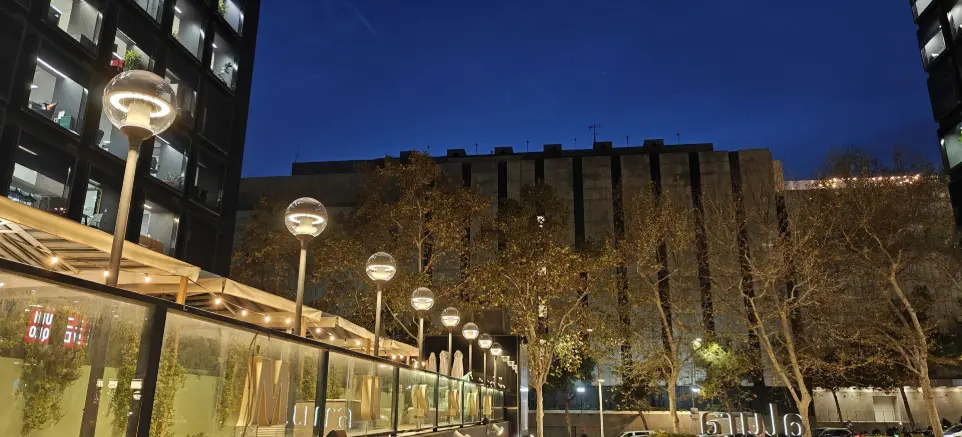 Línea de farolas AURA LED de Luxes proporcionando iluminación uniforme en la Plaça del Dau.