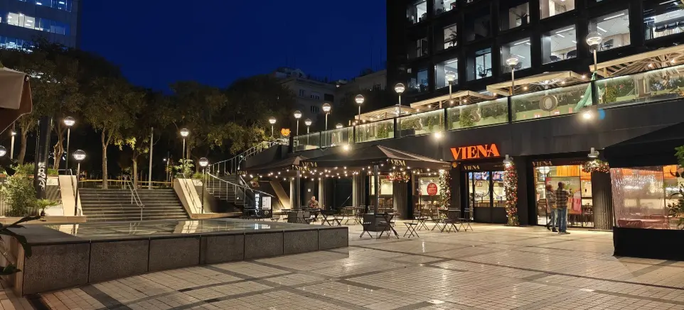 Farolas AURA LED de Luxes iluminando la Plaça del Dau y sus zonas comerciales.