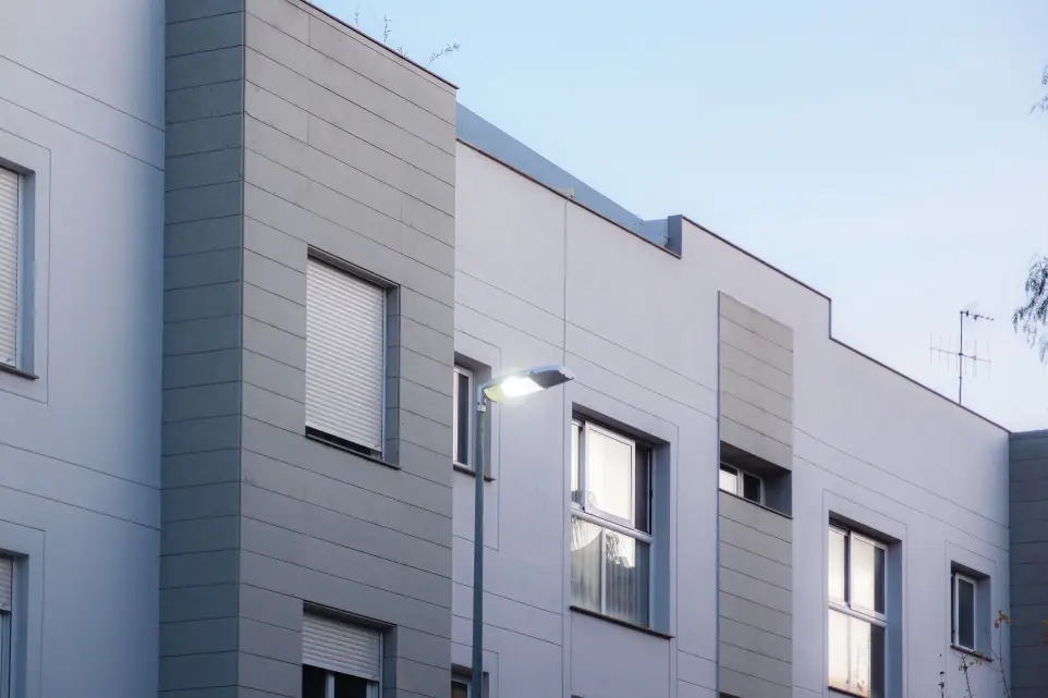 Instalación de luminarias LED de bajo consumo en edificios residenciales de Puçol, Valencia.