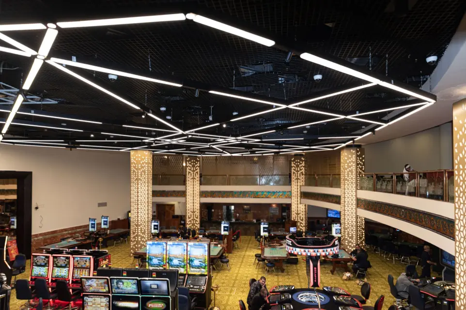 Iluminación arquitectónica en columnas y fachada del Casino de Tánger con luminarias LED de Luxes.