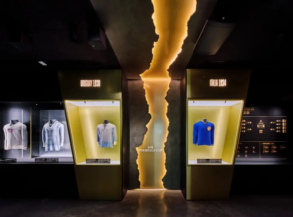 Iluminación LED cálida en vitrinas temáticas del Museo Legends dedicada a los primeros mundiales de fútbol.