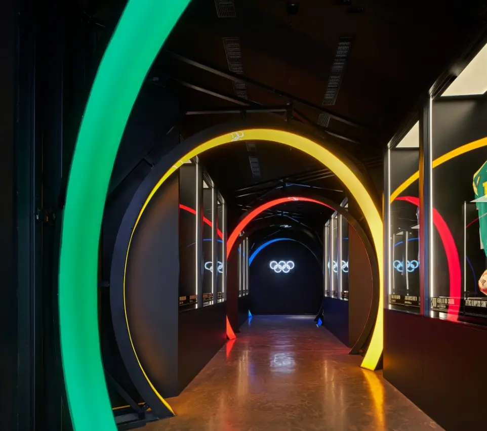 Pasillo temático del Museo Legends con arcos de luz LED inspirados en los aros olímpicos.