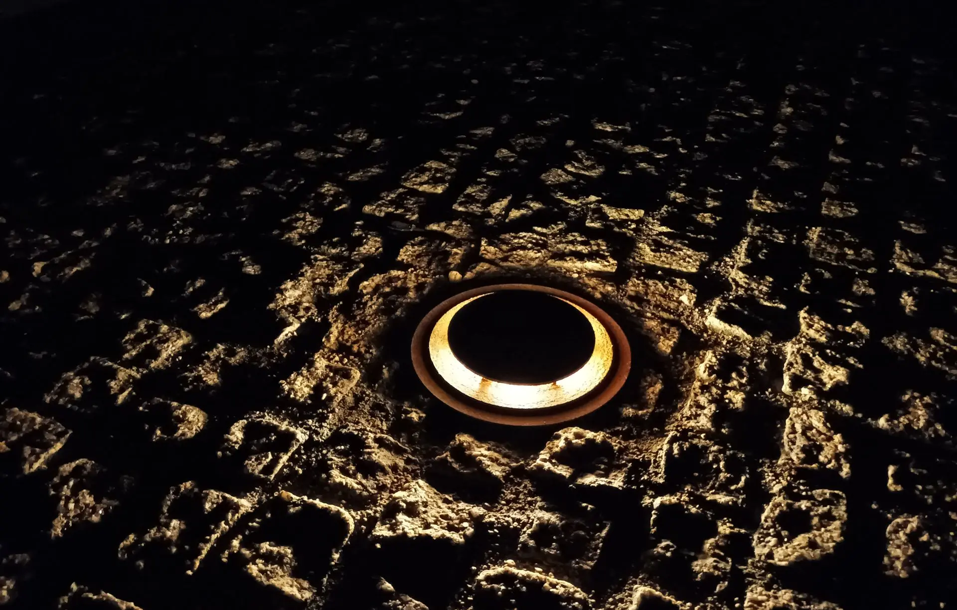Detalle de luminaria LED empotrada en piedra del Puente de Sobradelo, proyecto lumínico de Luxes.