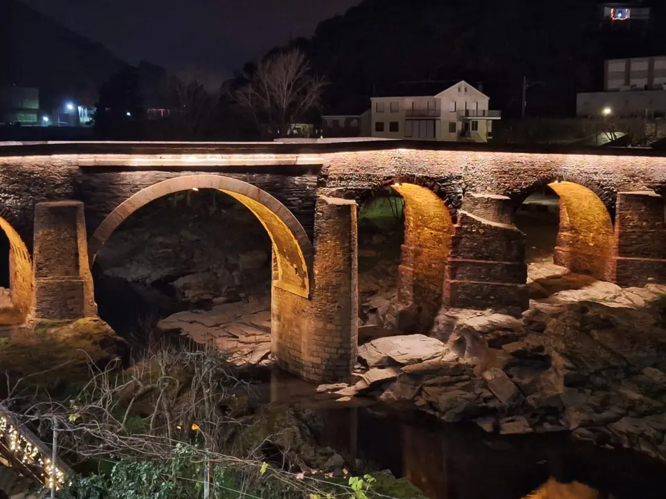 Iluminación LED artística del Puente de Sobradelo, resaltando su arquitectura histórica con diseño lumínico de Luxes.