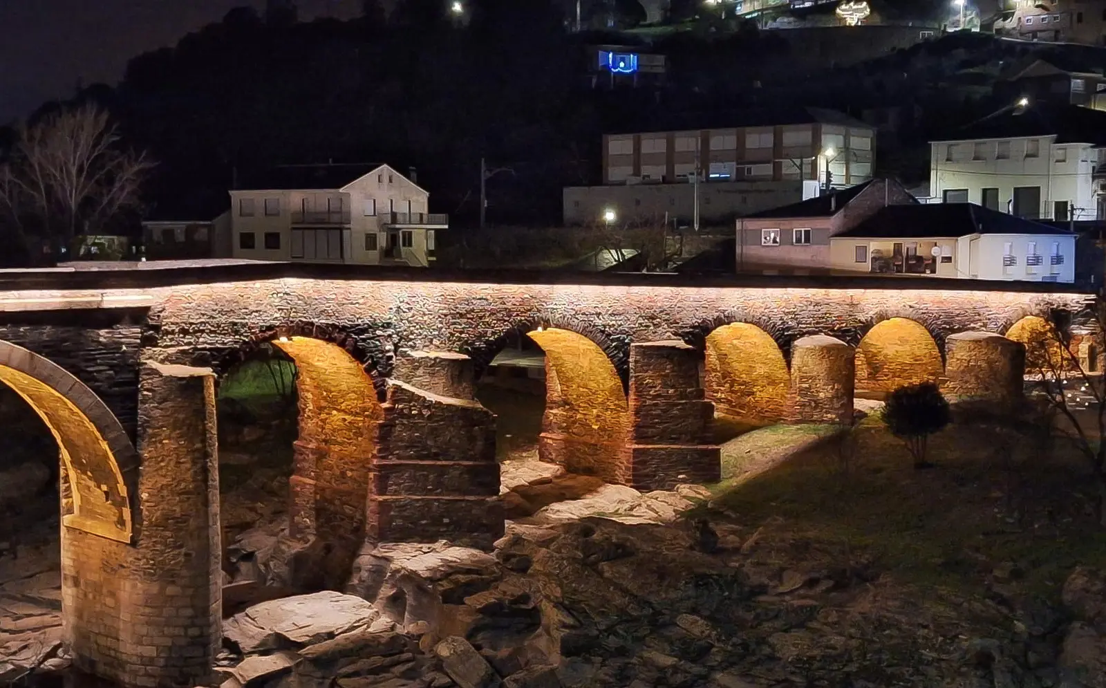 Iluminación LED nocturna del Puente de Sobradelo, resaltando su arquitectura de piedra con diseño lumínico de Luxes.
