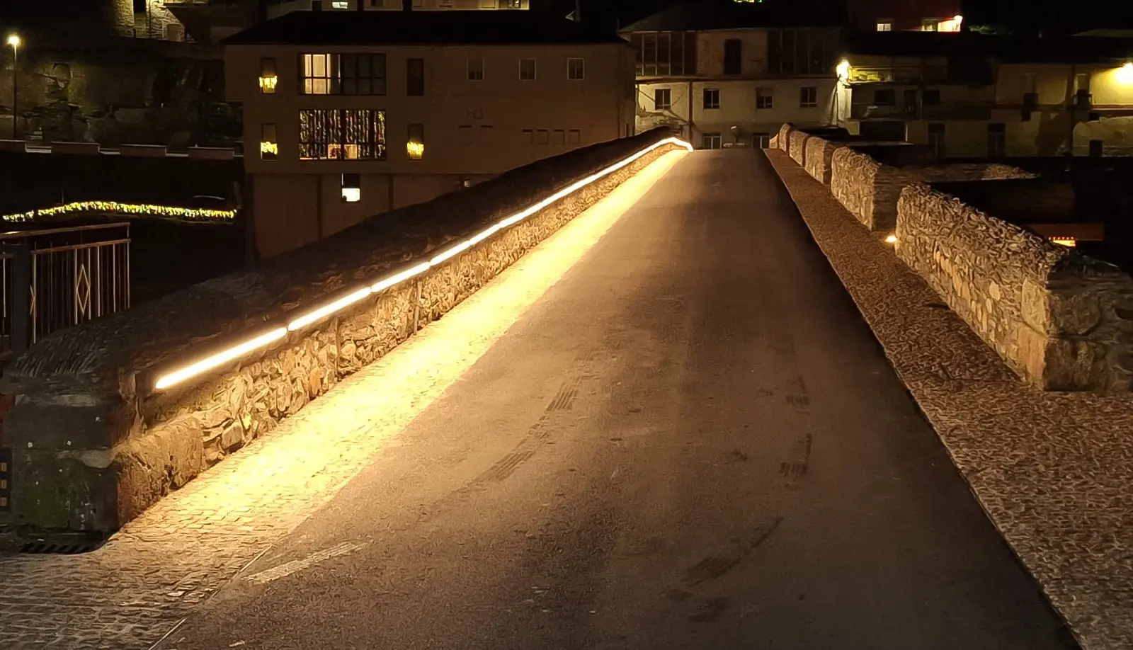 Iluminación LED lineal en el Puente de Sobradelo, realzando el recorrido peatonal con diseño lumínico de Luxes.