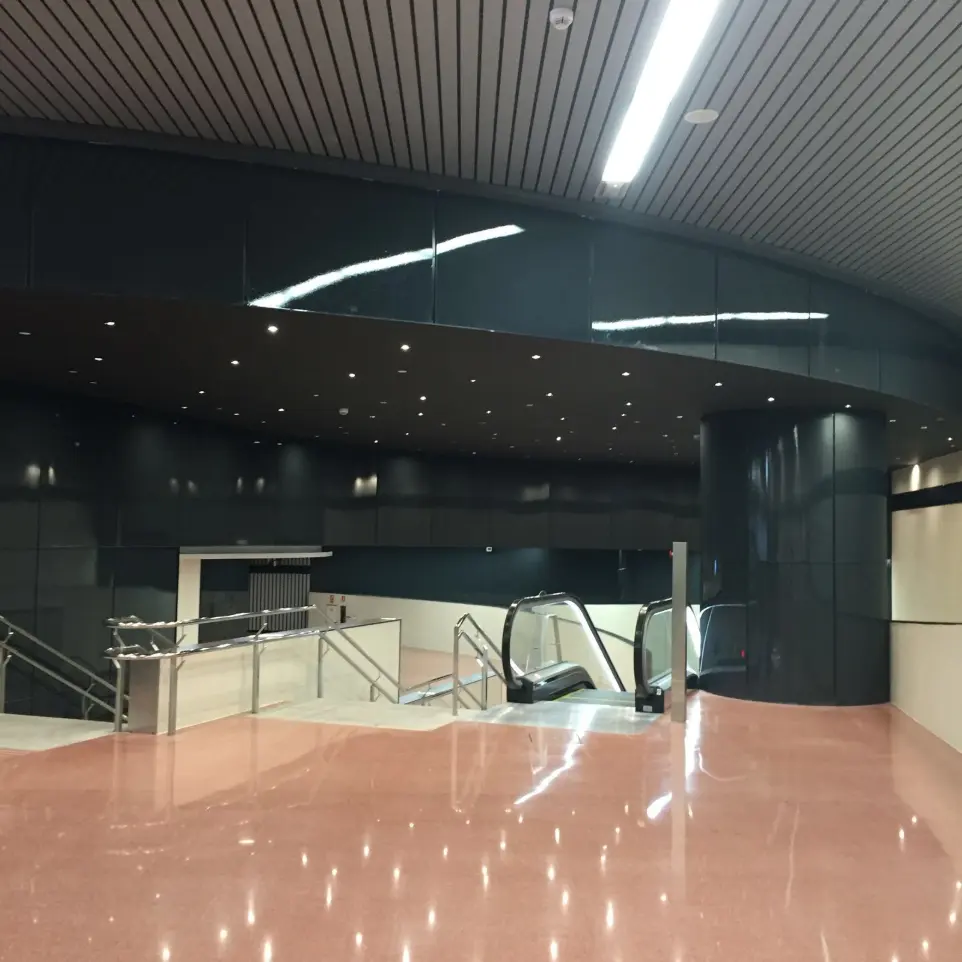 Sistema lumínico técnico con luminarias empotradas en la estación de metro Plaça Universitat.