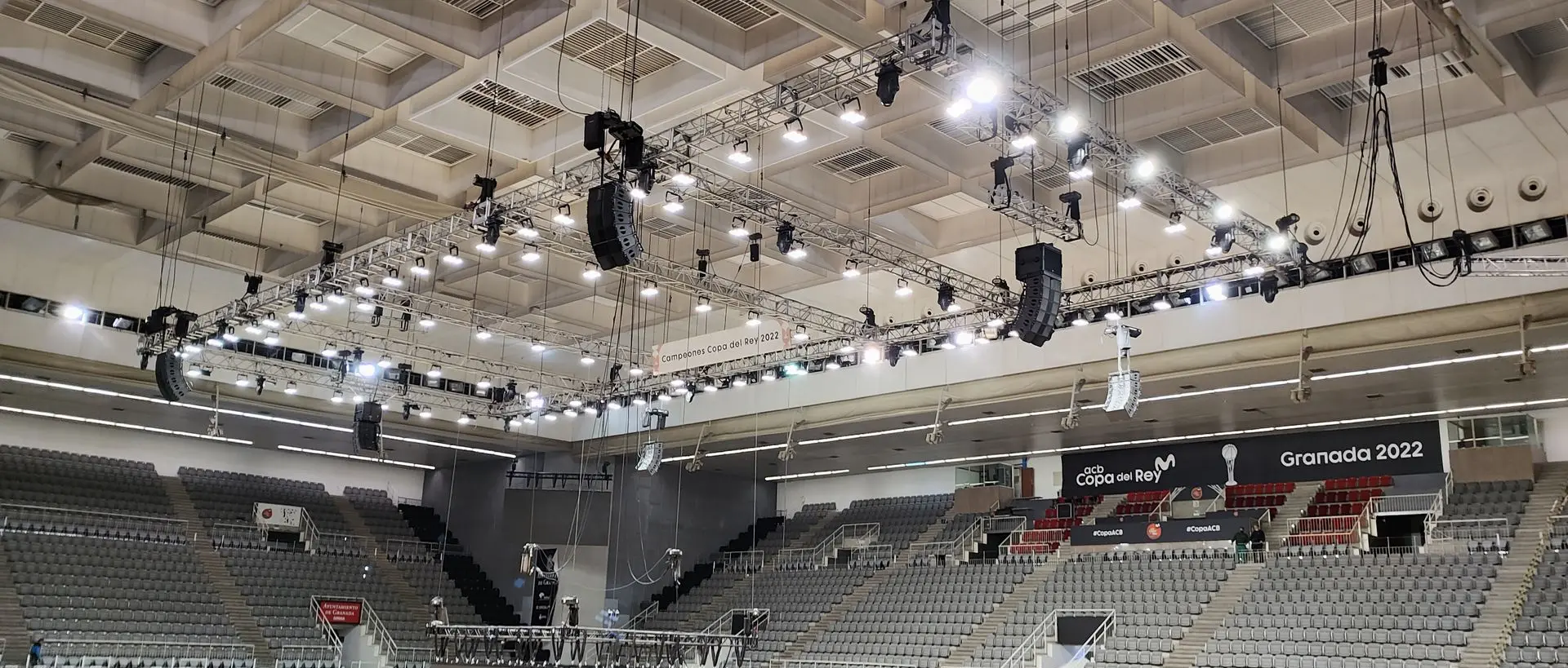 Sistema de iluminación LED profesional en el Palacio de Deportes de Granada durante la Copa del Rey de Baloncesto , proyecto de Luxes.