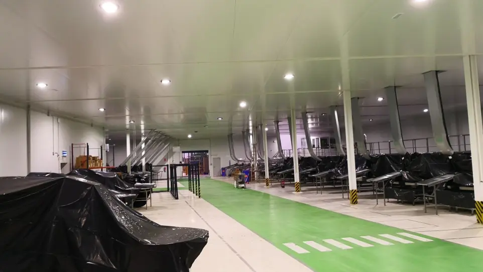 Iluminación industrial LED de LUXES en las instalaciones de Baró i Fills, diseñada para optimizar el confort visual y reducir el consumo energético.