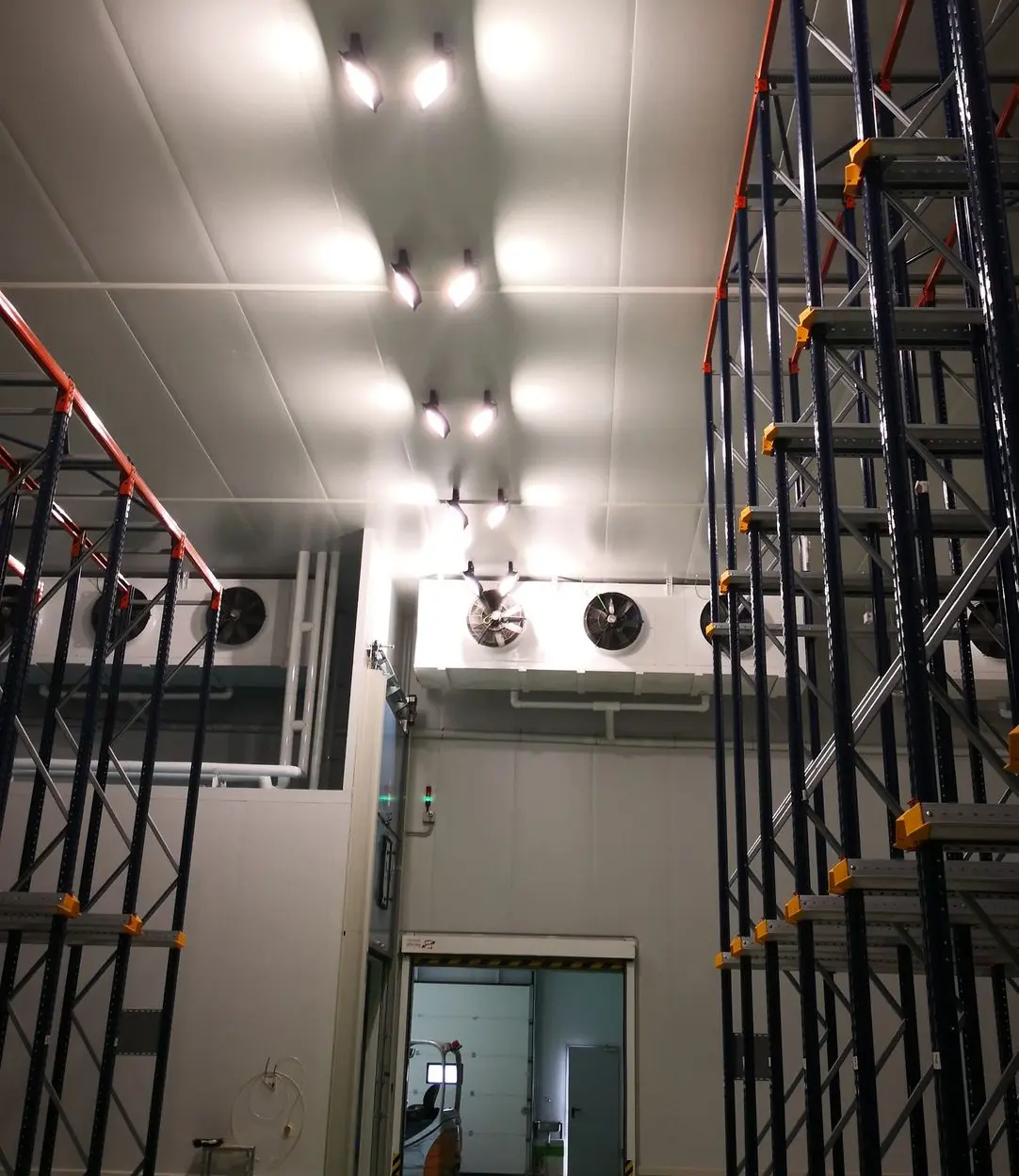 Sistema de iluminación LED de LUXES en la zona de almacenamiento de Baró i Fills, garantizando seguridad y rendimiento lumínico óptimo.