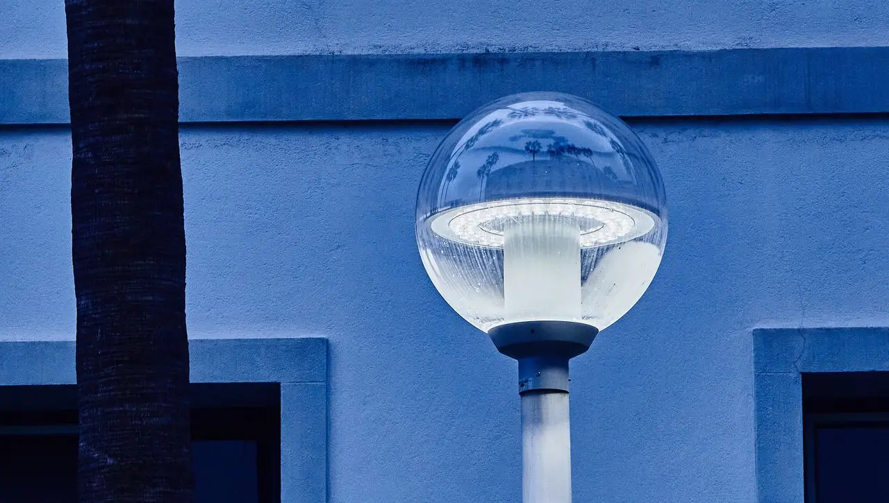 Detalle de la farola AURA LED de Luxes, diseñada para iluminar los exteriores del Hospital Pere Virgili.