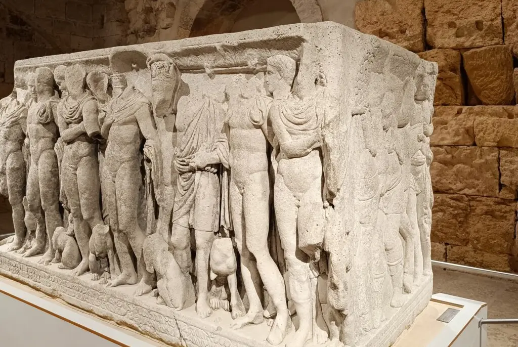 Iluminación LED museográfica en escultura del Circo Romano de Tarragona, proyecto lumínico patrimonial de Luxes.